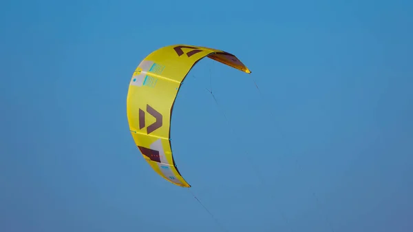 Kitesurf Drak Proti Jasnému Nebi Drak Létající Vzduchu Malebné Pozadí — Stock fotografie