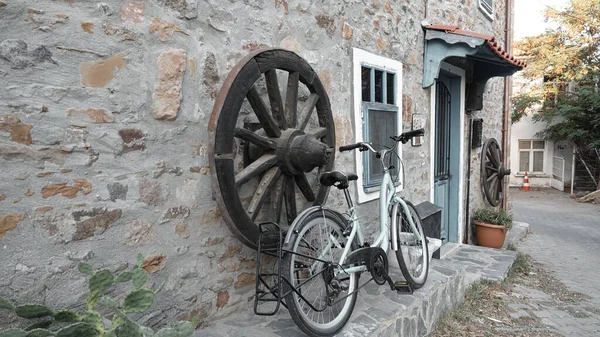 Велосипед Перед Старым Каменным Домом Окном Колесо Кареты Украшенное Стене — стоковое фото