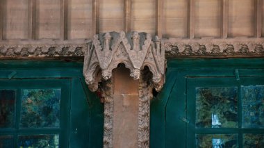Close-up of artistic patterns on the heads of columns in a Gothic castle