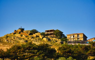 Gokeada 'daki Kaleky limanındaki restoranlar, parklar ve yürüyüş yolları. Tepe bölgesinde de restoranlar ve hosteller bulunmaktadır Gokceada canakkale., 