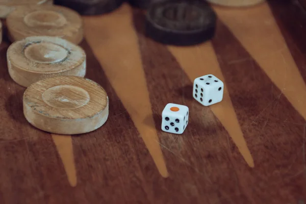 Zwei Würfel Rollten Auf Einem Backgammonspielbrett Backgammonspiel Schwarz Gegen Weiß — Stockfoto