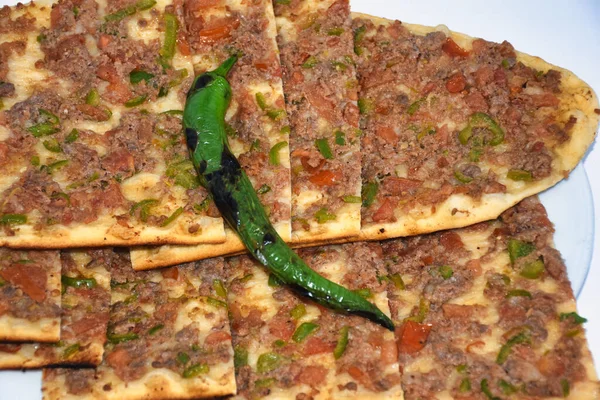 土耳其松饼或披萨配切肉 传统的土耳其菜 土耳其比萨饼配肉 传统的土耳其式糕点 用于餐馆菜单 — 图库照片