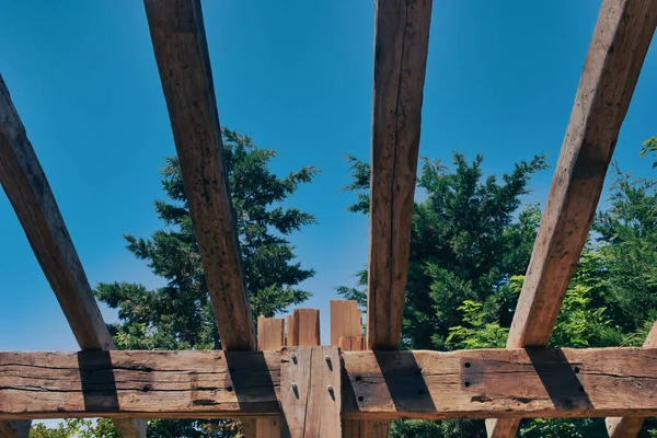 Niekompletny Drewniany Szkielet Dachu Przyrodzie Nieba Chmur Ramki Gałęzie Drzew — Zdjęcie stockowe