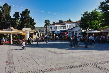 İzmir, Foca Turkey. 07.06.2021 Denize açılan caddeler, balıkçı tekneleri, restoranlar ve Old Foa 'da yürüyen insanlar. Foca, Ege kıyısında ünlü bir şehirdir.