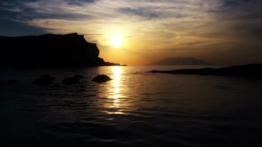Gökceada, Imbros Adası 'nın gün batımı manzaralı dağlarla deniz dalgaları ve karşı adanın Semendirek' i. Arcadia Kardamos bölgesi. 4K hareketi
