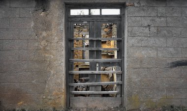 Sonbaharda eski bir Ege kasabasında terk edilmiş bir bina ve yıkılmış kapı ve pencereler. Gkeada, Türkiye 'yi İmbros