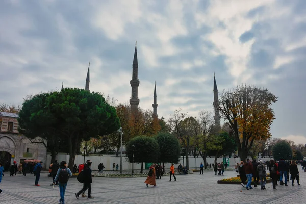 이스탄불의 도로중 하나인 광장을 2023 관광객들은 주말을 즐긴다 라마단의 — 스톡 사진