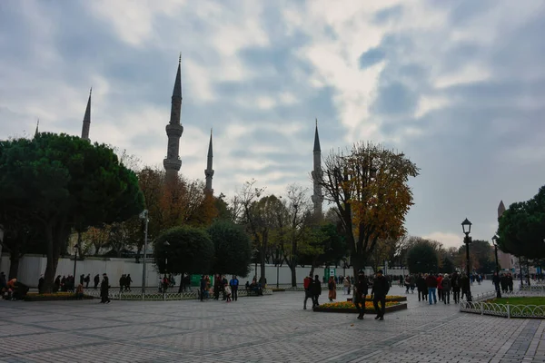 Istambul Turquia Feb 2023 Turistas Caminhando Praça Sultanahmet Uma Das — Fotografia de Stock
