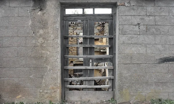 古い放棄された建物と秋には古いエーゲ海の町のドアや窓を台無しにした ゲカダ イムブロストルコ — ストック写真