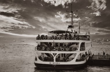 Klasik konsept; İstanbul, İstanbul 'daki Karaköy İskelesi' nden İstanbul 'a giden yolcu feribotu