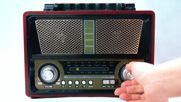 古いヴィンテージアナログレシーバで周波数をチューニングする女性の指 短波ポータブルFmラジオのパネル上のダイヤルスケールで音楽ラジオ局を検索します — ストック動画
