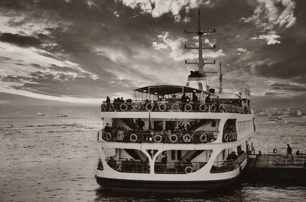 Barco Atracado Terminal Karakoy Estambul Ferry Que Recoge Sus Pasajeros — Foto de Stock