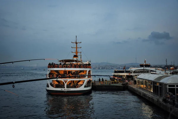 Стамбул Турция 2019 Паром Который Встречает Пассажиров Каракинском Причале Стамбуле — стоковое фото