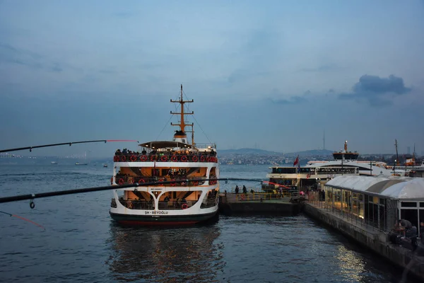 Стамбул Турция 2019 Паром Который Встречает Пассажиров Каракинском Причале Стамбуле — стоковое фото