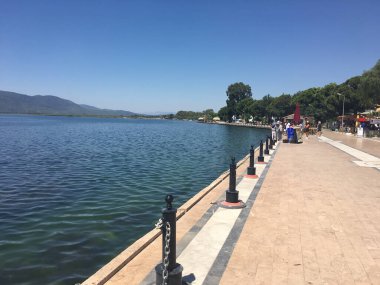 Mugla Türkiye 08.07.2022 Koycegiz Gölü sokak manzarası Mugla, Türkiye 'de Dalyan köyü yakınlarında
