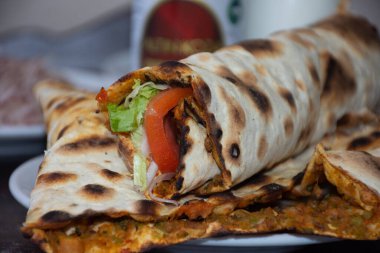  Lahmacun, bir Türk pizzası, soğan, domates ve salatayla süslenir..