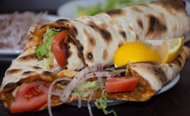  Lahmacun, bir Türk pizzası, soğan, domates ve salatayla süslenir..