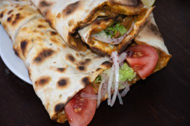  Lahmacun, bir Türk pizzası, soğan, domates ve salatayla süslenir..