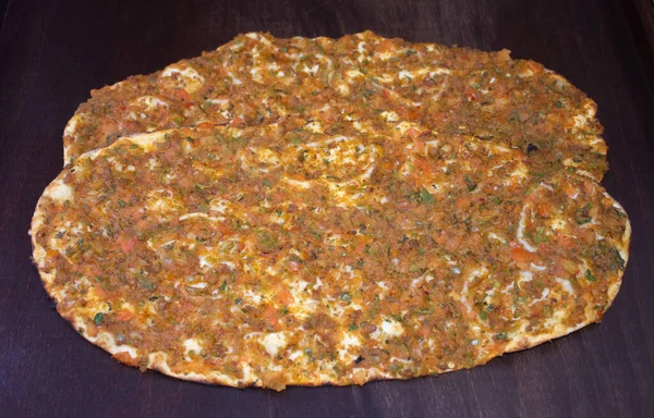 Flach Lag Lahmacun Eine Türkische Pizza Mit Hackfleisch Gewürzen Und — Stockfoto