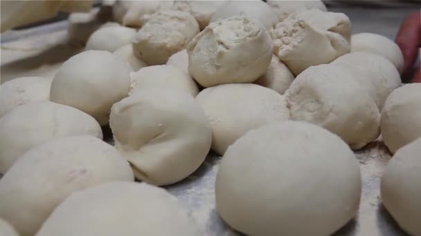 Dokonywanie Pizzy Lub Pide Ciasto Przez Zbliżenie Męskie Ręce Kuchni — Wideo stockowe