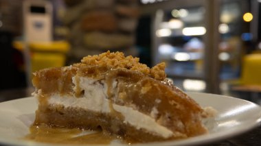 Fındıklı Türk Kremalı Tatlısı. Türk Mahallesinin adı Ekmek Kadayifi. Geleneksel bir Ramazan restoranı menüsü..