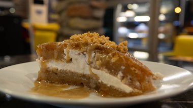 Fındıklı Türk Kremalı Tatlısı. Türk Mahallesinin adı Ekmek Kadayifi. Geleneksel bir Ramazan restoranı menüsü..