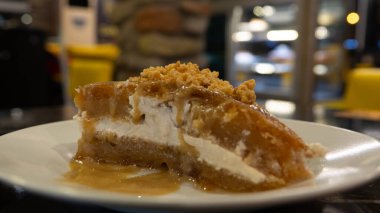 Fındıklı Türk Kremalı Tatlısı. Türk Mahallesinin adı Ekmek Kadayifi. Geleneksel bir Ramazan restoranı menüsü..