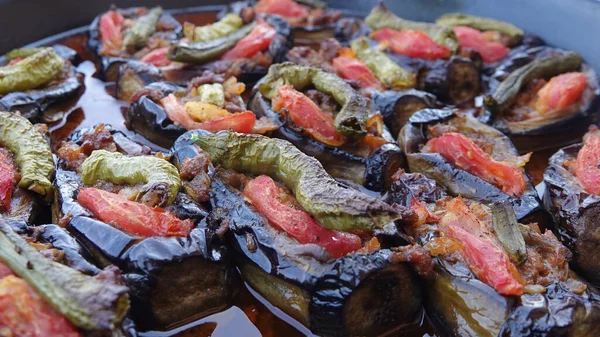 Geleneksel Türk Patlıcan Dolması Içi Kıyma Domates Biberle Dolu Yiyecekler — Stok fotoğraf