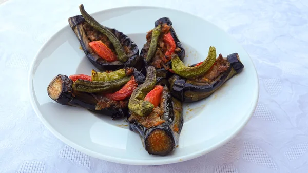 Comida Tradicional Turca Berenjena Relleno Lleno Carne Picada Tomate Pimienta —  Fotos de Stock