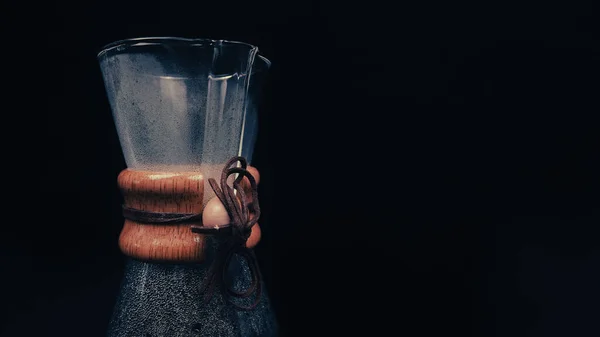 滤过的咖啡壶在黑色背景隔离 手工酿造 — 图库照片