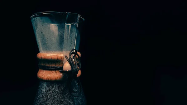 黒の背景に隔離されたコーヒー醸造ジャグをろ過しなさい 手動醸造 静物画 — ストック写真