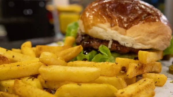 Крупным Планом Свежий Сочный Гамбургер Соусом Барбекю Картофелем Фри — стоковое фото