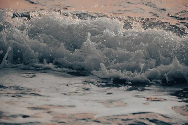Fale Morskie Uderzają Brzeg Dzikie Białe Pianki Morskie Piasku — Zdjęcie stockowe