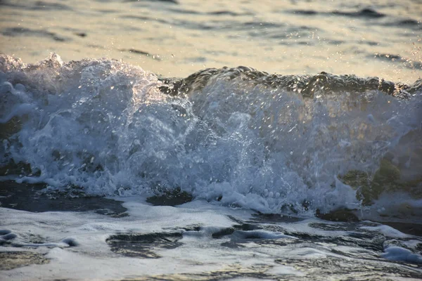 Meereswellen Krachen Gegen Die Küste Wildes Weißes Meer Schäumt Auf — Stockfoto