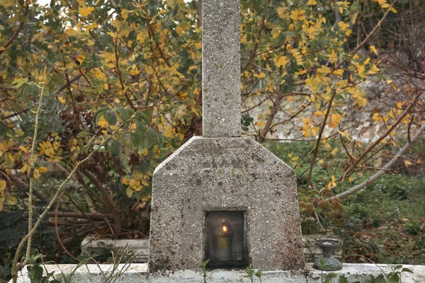 Bezejmenný Ortodoxní Náhrobek Osamocený Mezi Stromy Podzim Uvnitř Náhrobku Hoří — Stock fotografie