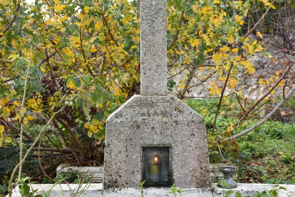 Een Naamloze Orthodoxe Grafsteen Alleen Tussen Bomen Herfst — Stockfoto