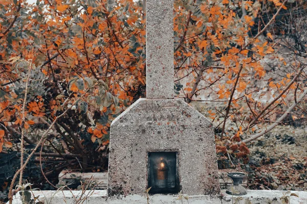 Una Lapide Ortodossa Senza Nome Solo Tra Gli Alberi Autunno — Foto Stock