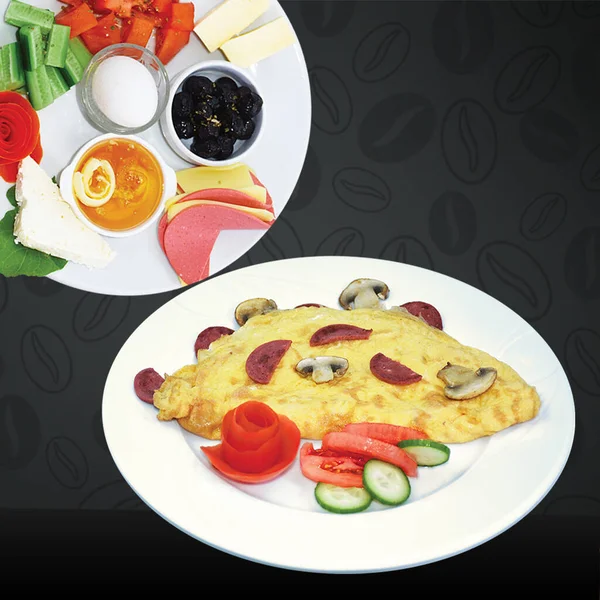 土耳其传统吐司三明治烤面包 在黑色的黑土上烤有奶酪西红柿香肠腊肠 餐厅菜单横幅 — 图库照片