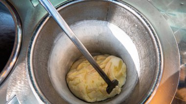 Bir dondurma dükkanının önünde Türk Marası 'nın metal dondurma kasesi. Maras dondurması kalınlığı ve tutarlılığıyla bilinir. Geleneksel Türk dondurması.