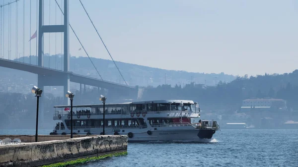 Isztambul Törökország 2023 Március Bosphorus Túrahajók Haladnak Bosphorus Híd Ortakoy — Stock Fotó