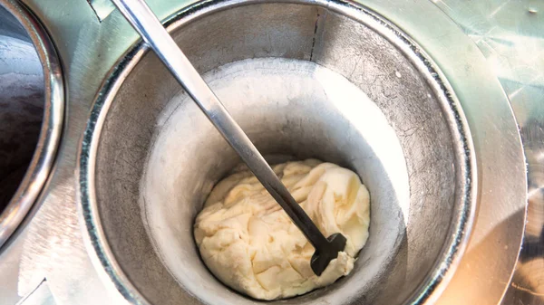 Bir dondurma dükkanının önünde Türk Marası 'nın metal dondurma kasesi. Maras dondurması kalınlığı ve tutarlılığıyla bilinir. Geleneksel Türk dondurması.