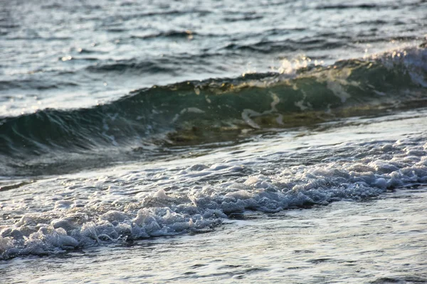 Sea Waves Crashing Shore Wild White Sea Foams Sand — Stock Photo, Image