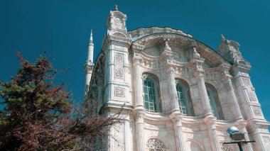 Ortakoy Camii 'nin ayrıntıları, İstanbul, Beşiktaş' taki Büyük Mecidiye Camii olarak da bilinir. 1853 'te barok tarzında inşa edilmiş. Osmanlı İmparatorluğu 'nun Rokoko ve Yunan mimari mirası