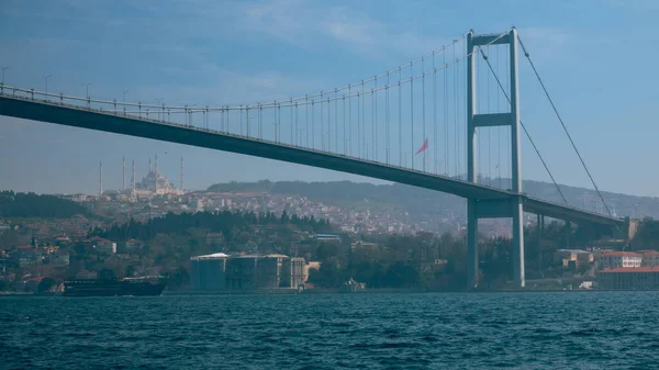 位于土耳其伊斯坦布尔Ortakoy海岸对面的Bosphorus桥和观光船的景观 伊斯坦布尔老式墙纸 — 图库照片