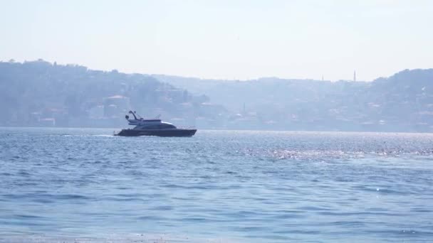 Een Toeristische Rondvaartboot Langs Ortakoy Kust Bosporus Een Mistige Dag — Stockvideo