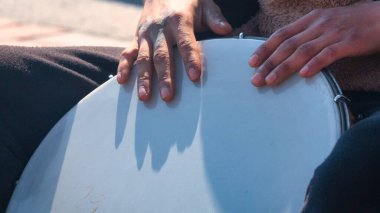 İstanbul sokaklarında tef ya da Türk davulu çalan bir Çingene sokak müzisyeni.