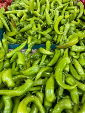 Yılın ilk hasadı pazarda sergilendi.