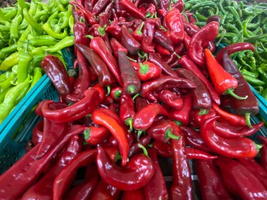 Yılın ilk hasadı süpermarketin kırmızı biber rafı, satışa sunuldu.