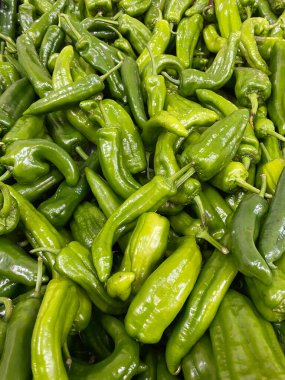 Yılın ilk hasadı pazarda sergilendi.. 