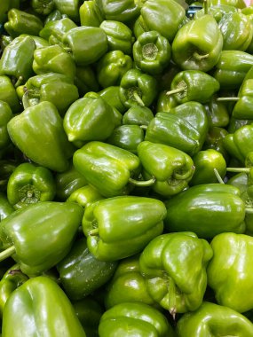 Yılın ilk hasadı markette sergilendi. Doldurulmuş biber pişirmek için dolma biber.